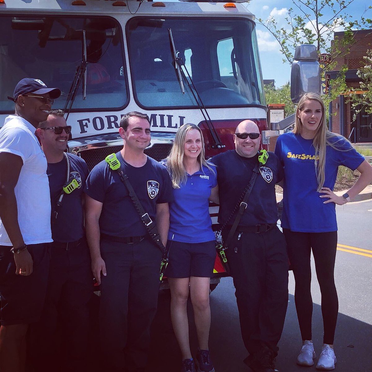 FFFortMill's tweet photo. Thank you @SafeSplash for inviting us to your opening! We had a great opportunity to meet Olympic swimmers Cullen Jones & Missy Franklin today! #localbusiness #safesplash #kingselytowncenter #lead #fleetfeetfortmill https://t.co/oSQdTlVx38