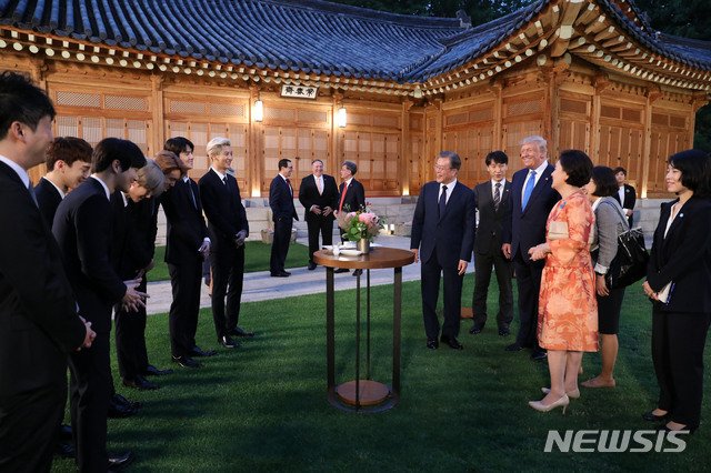 DO_LOOK_'s tweet photo. Başkan moon jae aşkla bakıyor exo'ya resmen
#EXO #nationpickEXO @weareoneEXO #EXONationsPick https://t.co/3ePQdnz2Bo