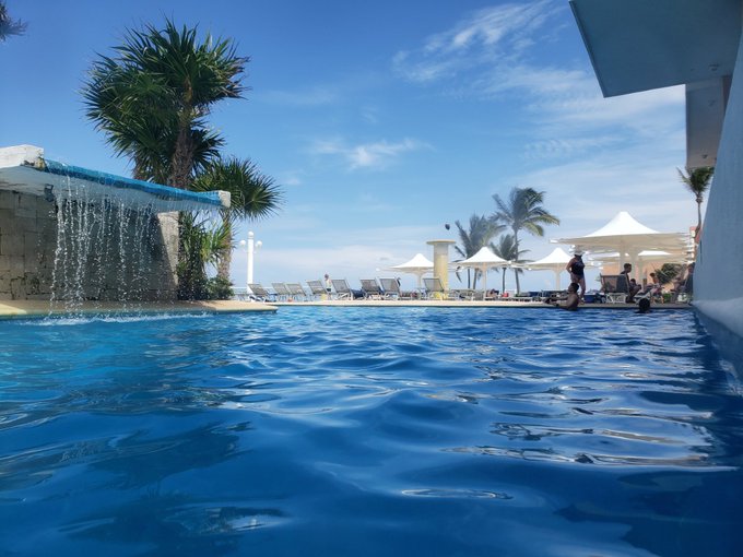 Relaxing in the pool https://t.co/FRjBWaoFDt