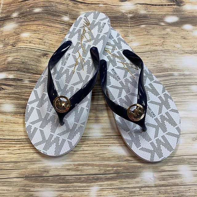 CMSpringfieldPa's tweet image. #mkmagic 💎💕 Michael Kors flip flops size 10 
just $10 😍 
To purchase give us a call at 610-455-1500, send us a DM of this post with your PayPal email or stop in store before 9pm 🌈🌈 Have designer goodies that you’d like to sell? We offer premium p… ift.tt/2XhcMR7