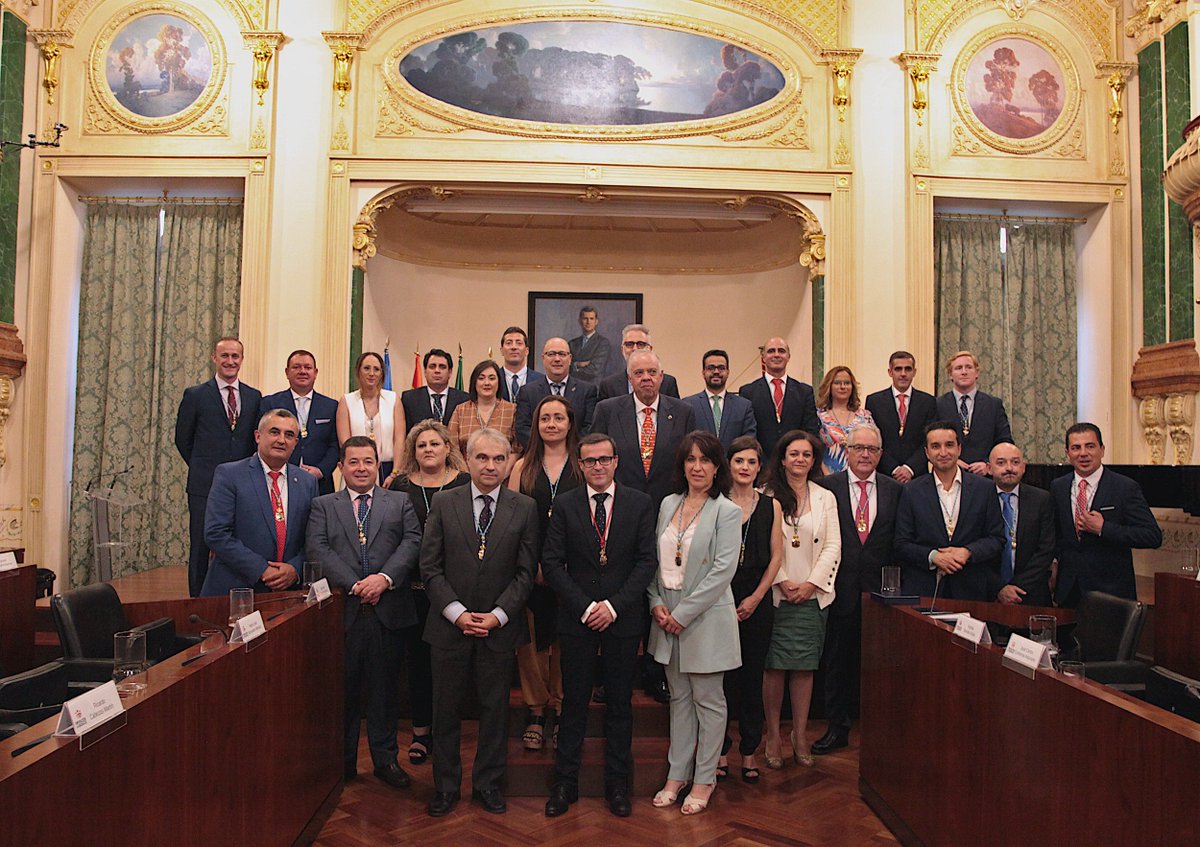 📸 Aquí os dejamos la foto de la nueva corporación provincial de #DipBdjz #DipBdjz19_23, constituida esta tarde en el Palacio Provincial (Badajoz).