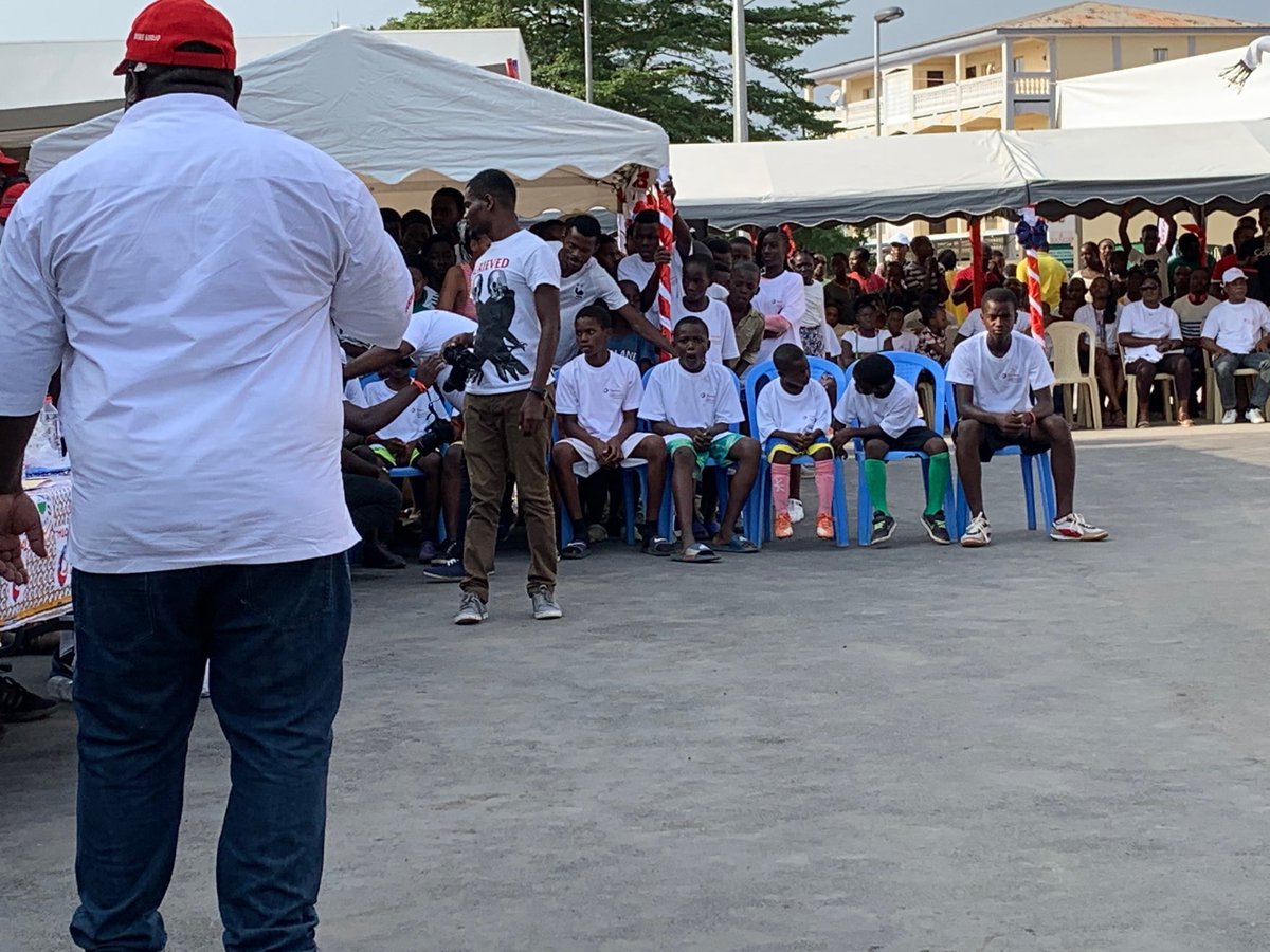 PhiPrudent's tweet photo. What a day !!! Que dia increible en la estacion Ngolo en #Bata. Con #Bodipo y Martin, el gran ganador de nuestro concurso #TotalFreestyle2019 : el se lleva entre otros una beca de estudio de 3 años. Gracias a la población de Bata por esta semana fantástica ! Rumbo a #Malabo ! https://t.co/wGj8vNnK8Z
