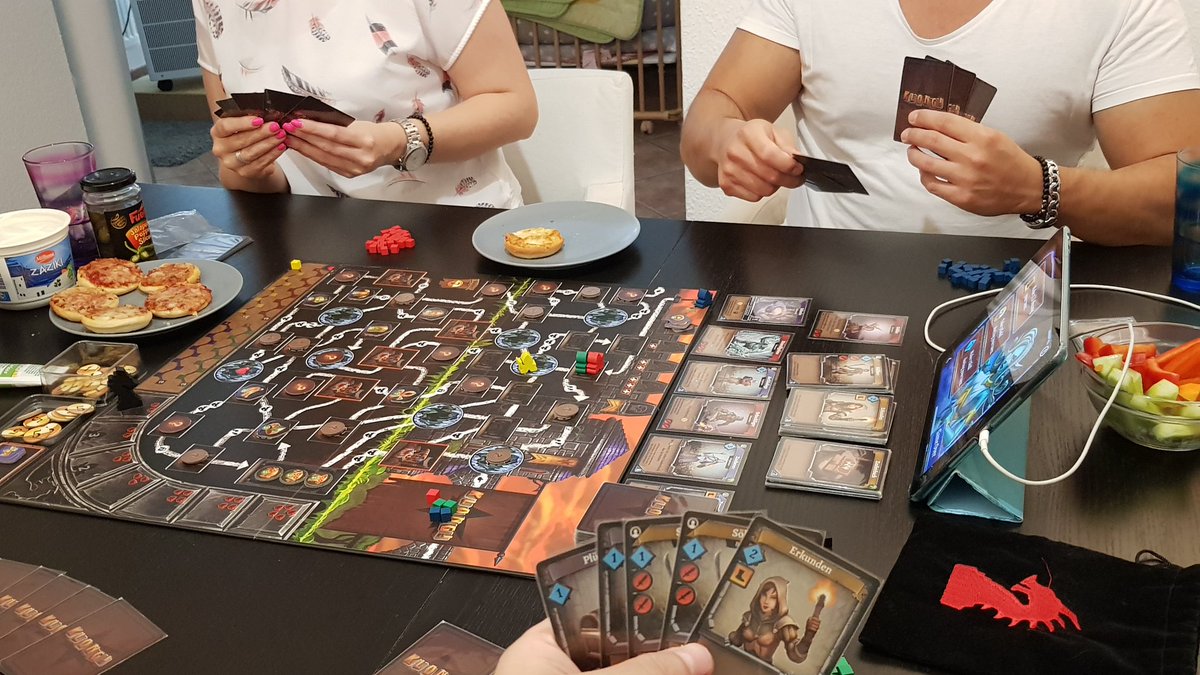 Legolars81's tweet image. Endlich mal wieder Spieleabend, leider etwas kürzer geraten (bis eben), weil Töchterchen einfach nicht schlafen will und uns somit auch alle ordentlich auf die Probe gestellt hat.. 2h für #KLONG und ca 2,5h für #RäuberDerNordsee sind schon hart, war aber trotzdem echt cool!