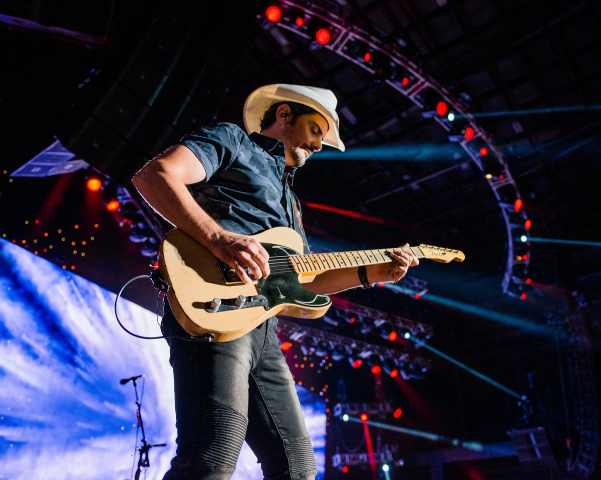 BradPaisley's tweet photo. So great to be in St. Louis last night! What a great night for a concert in the city of champions! https://t.co/2wU0Lim9RF