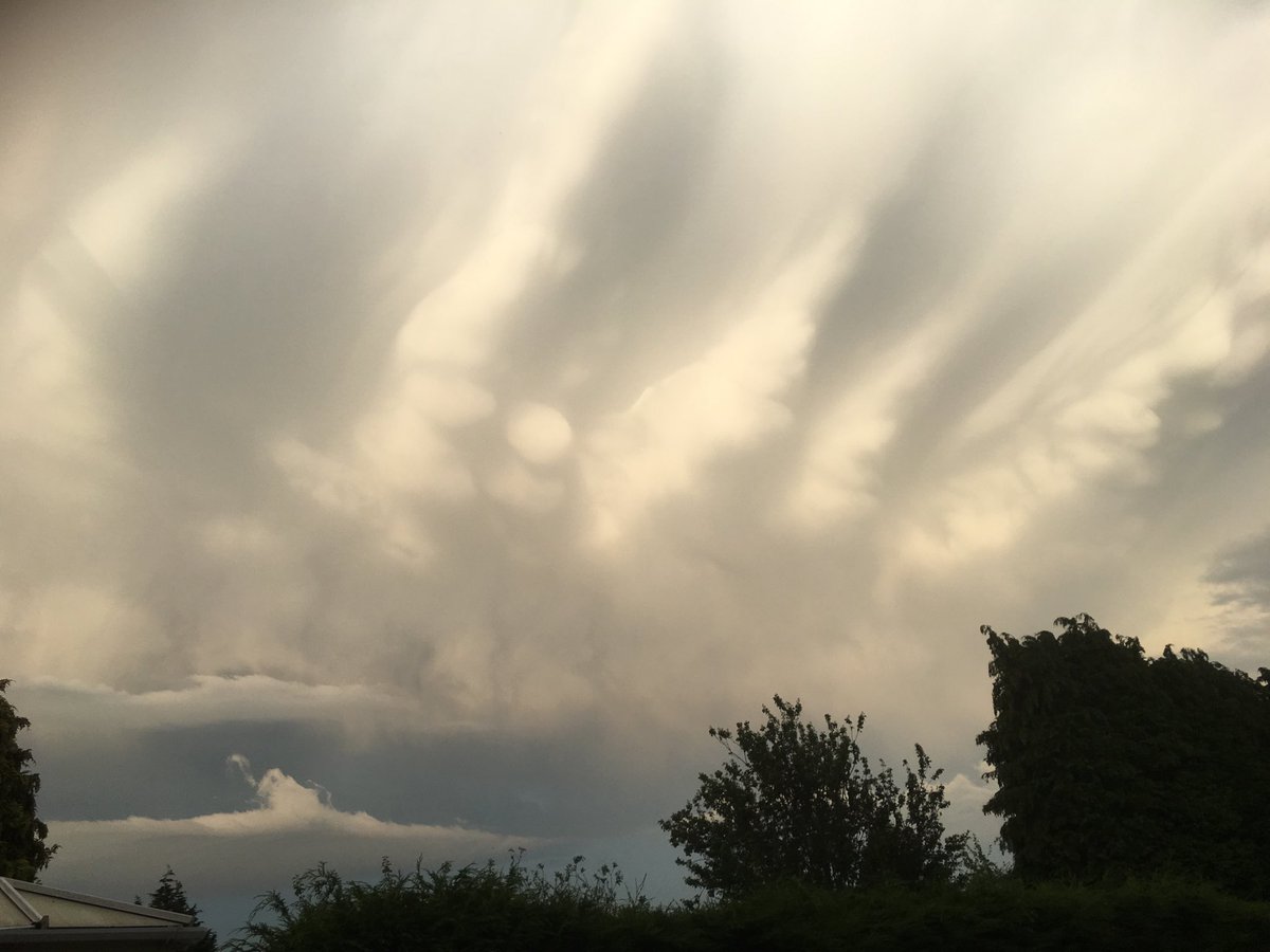 BevLithgow's tweet photo. Weird clouds this evening #theweatherman #jonmitchell https://t.co/pHes3lC2zl