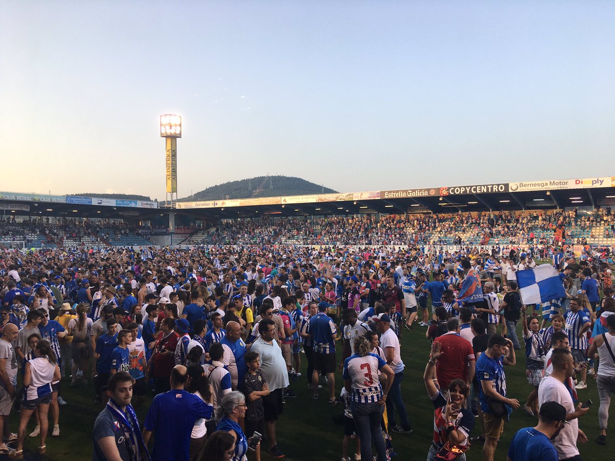 Mucho que analizar en los próximos días. Yo empiezo por algo que me ha flipado: Todo El Toralín animando al Hércules, su afición aplaudiendo a los herculanos, bercianos abrazanfo a Falcón, a Samuel... ¡Qué estadio y qué gente más maja! Felicidades