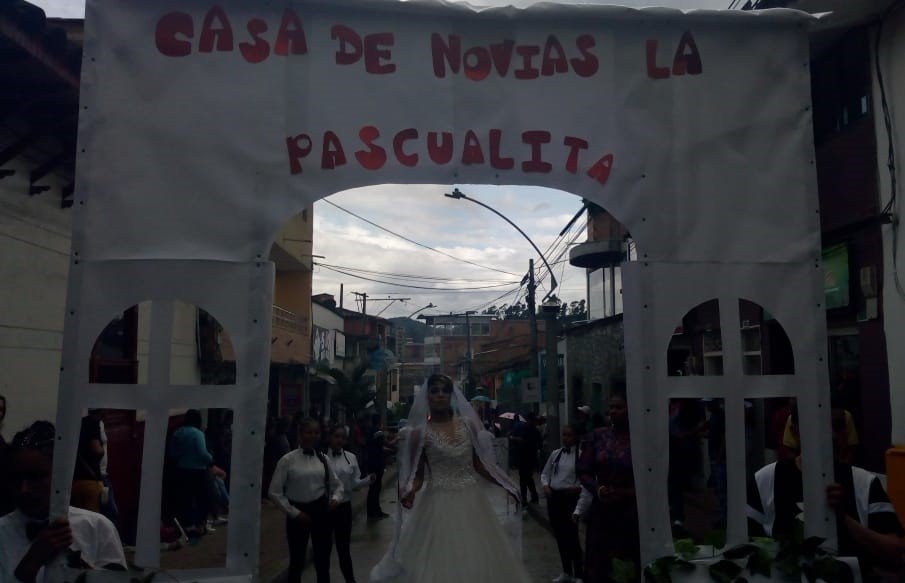 radioconlagente's tweet photo. En el #DesfileDeMitosYLeyendas de las #31FiestasDeLaLecheYsusDerivados vemos el encuentro de tradiciones propias y extranjeras. Esta es la leyenda mexicana de la Pascualita, interpretada por el grupo LGBTI en articulación con #Bailarte #ViveLasFiestasConLaVozDeSanPedro https://t.co/PUEHwJaEyl