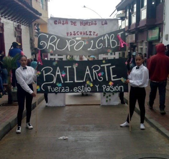 radioconlagente's tweet photo. En el #DesfileDeMitosYLeyendas de las #31FiestasDeLaLecheYsusDerivados vemos el encuentro de tradiciones propias y extranjeras. Esta es la leyenda mexicana de la Pascualita, interpretada por el grupo LGBTI en articulación con #Bailarte #ViveLasFiestasConLaVozDeSanPedro https://t.co/PUEHwJaEyl
