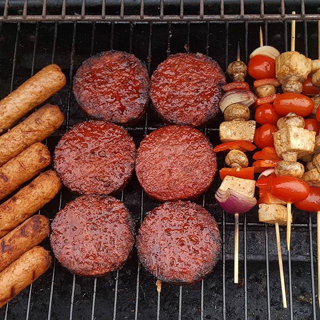 Veganispherecom's tweet photo. 32°C in #Worcester today, so time for a #vegan #bbq! 
#coop #incredibleburger , #lindamccartney sausages and #tofu kebabs by Harry.

#veganfortheanimals #govegan #crueltyfree #dairyfree #meatfree #veganuary #whatveganseat #whatfatveganseat #veganfood #ve… https://t.co/aF3wyM7j5Q https://t.co/lzoz45ZxQS