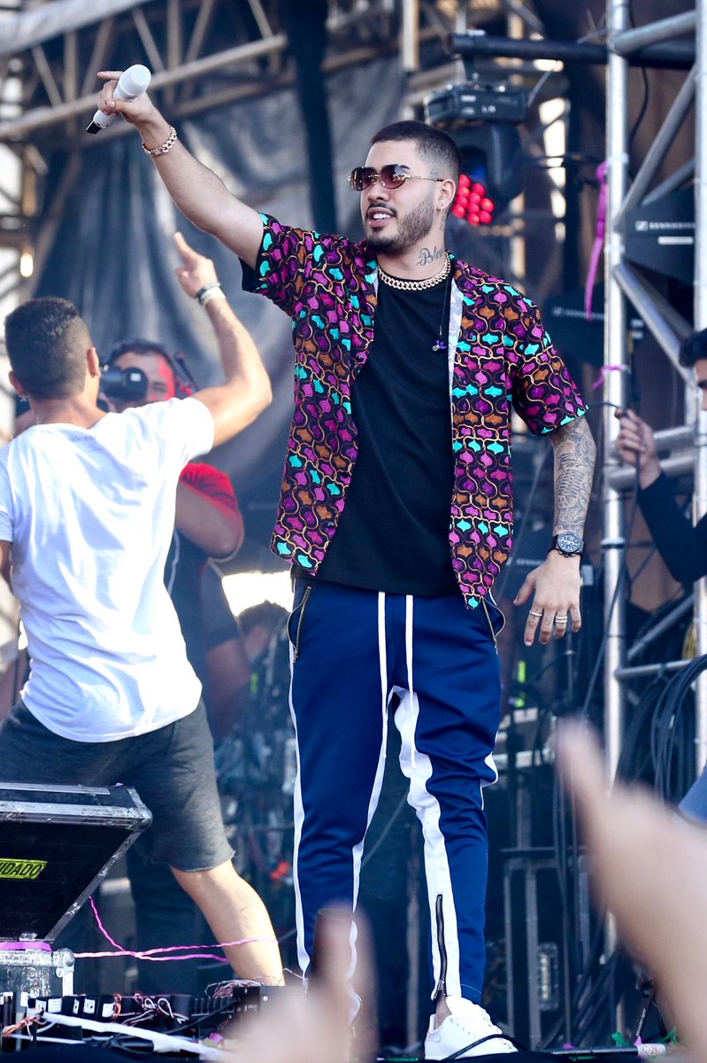 HugoGloss's tweet photo. É hitmaker, fio! @Kevinho subiu ao palco do Festival Villa Mix hoje (29), em Goiânia, e botou todo mundo pra descer a #Rabiola até o chão com seus hits! O grave bateu e foi só #Terremoto nesse show! AMOOO! (Fotos: Roberto Filho/Brazil News) https://t.co/2jqkddtFY1