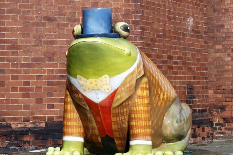 familymanc's tweet photo. Hop to it because Stockport’s Giant Leap Frog Art Trail has arrived 🐸 🐸 🐸 https://t.co/HpPBBqlaN3 #leapfrog #leapfrogtrail #frogtrail https://t.co/32j2P2PChD