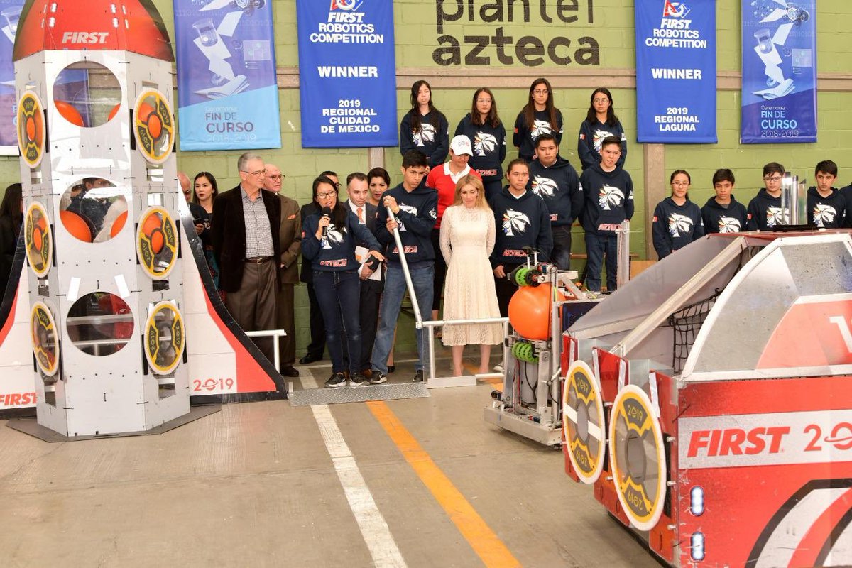 RicardoBSalinas's tweet photo. Hace unos días tuve oportunidad de visitar el #PlantelAzteca y conocer de primera mano los avances y los trofeos que el equipo #AztechRobotics logró esta temporada. Fue fascinante ver la creatividad, entusiasmo y talento de estos jóvenes comprometidos con la innovación. https://t.co/RbBuiGw94Y