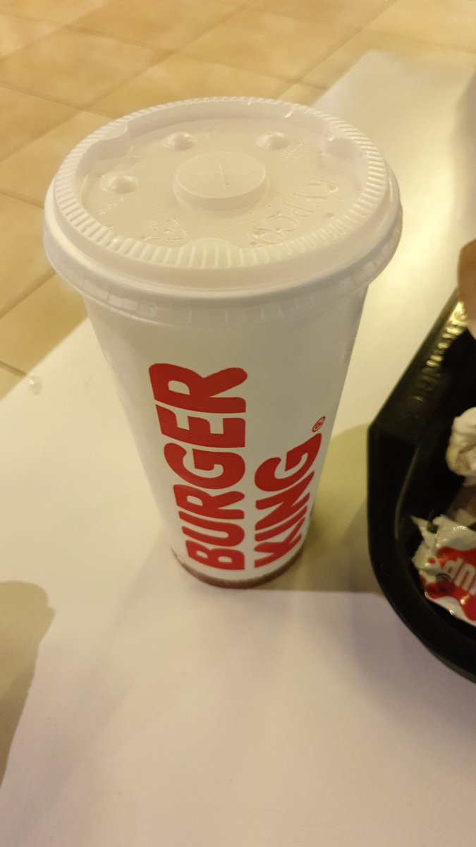 franiman's tweet photo. @BurgerKing_cl amigos me parece excelente la iniciativa de sacar la bombillas plásticas para descontaminar el planeta. Como sugerencia podrían quitar la tapa que igual es plástica y no aporta valor agregado al no tener bombillas. https://t.co/ZBVm8ujFBh