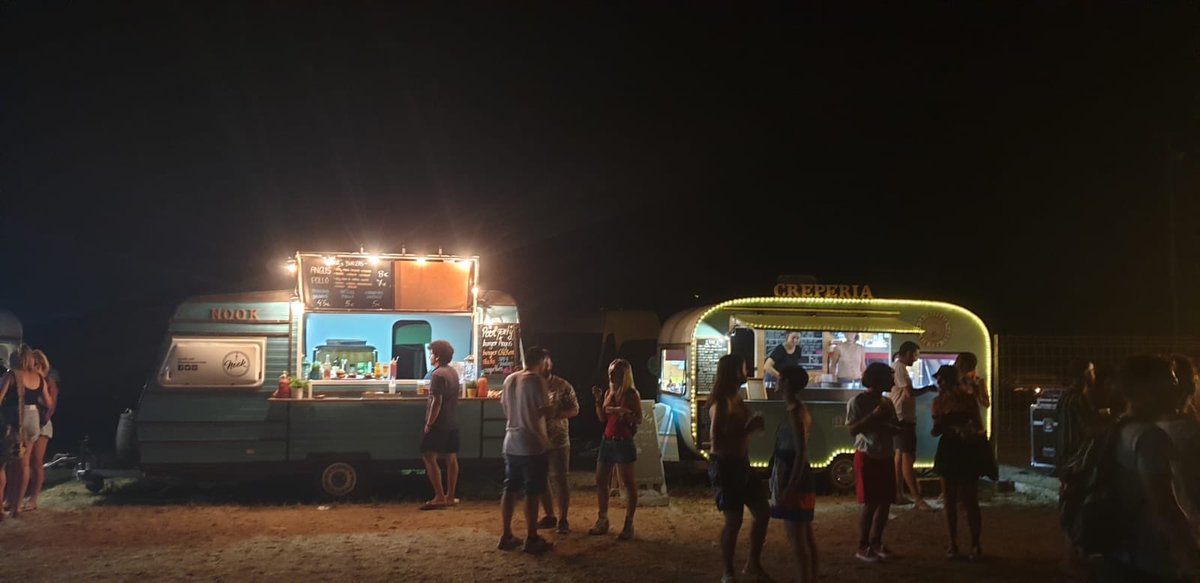 Continuem al festival Era Electrònica Pool Party amb les sessions de nit 🎧  #summerfestival #foodtruck