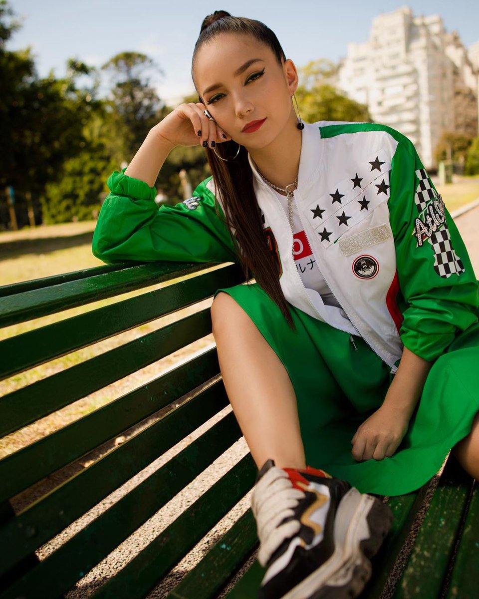 andreadalba's tweet photo. Hablemos de lo que me encanta este outfit 💚a la hora de elegir sus prendas y accesorios recuerden combinarlos con armonía. Tanto los colores como las texturas de las prendas influyen en la comodidad y en como luce tu look en general. https://t.co/puR4AOVzlC
