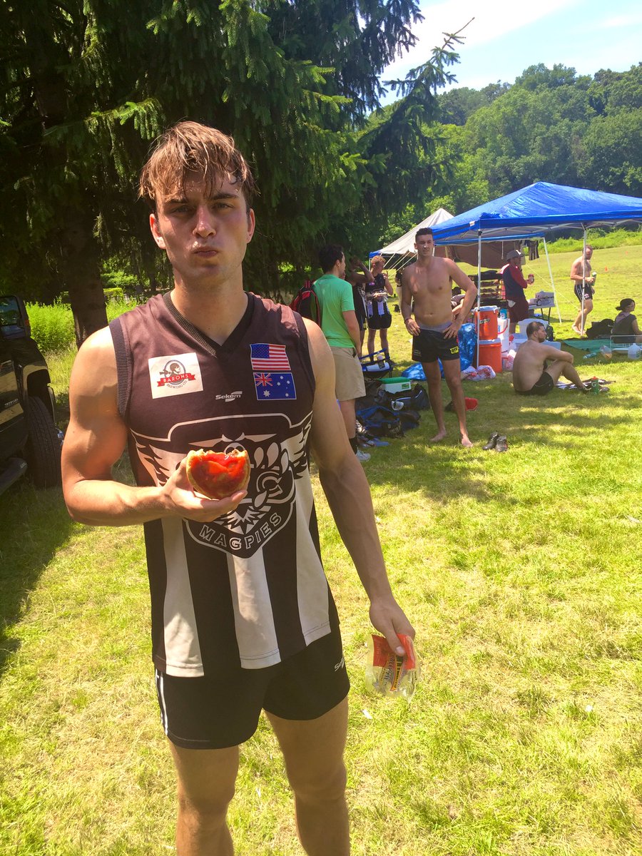 usaapiAMERICA's tweet photo. #piesandfooty cover pic 📸

#FourNTwenty #hotpies #tomatosauce🍅 #aussiefood #australianfood 
@newyorkmagpies @usafl1997 
#Yonkers #NewYork #footy https://t.co/pnbszBAkx9