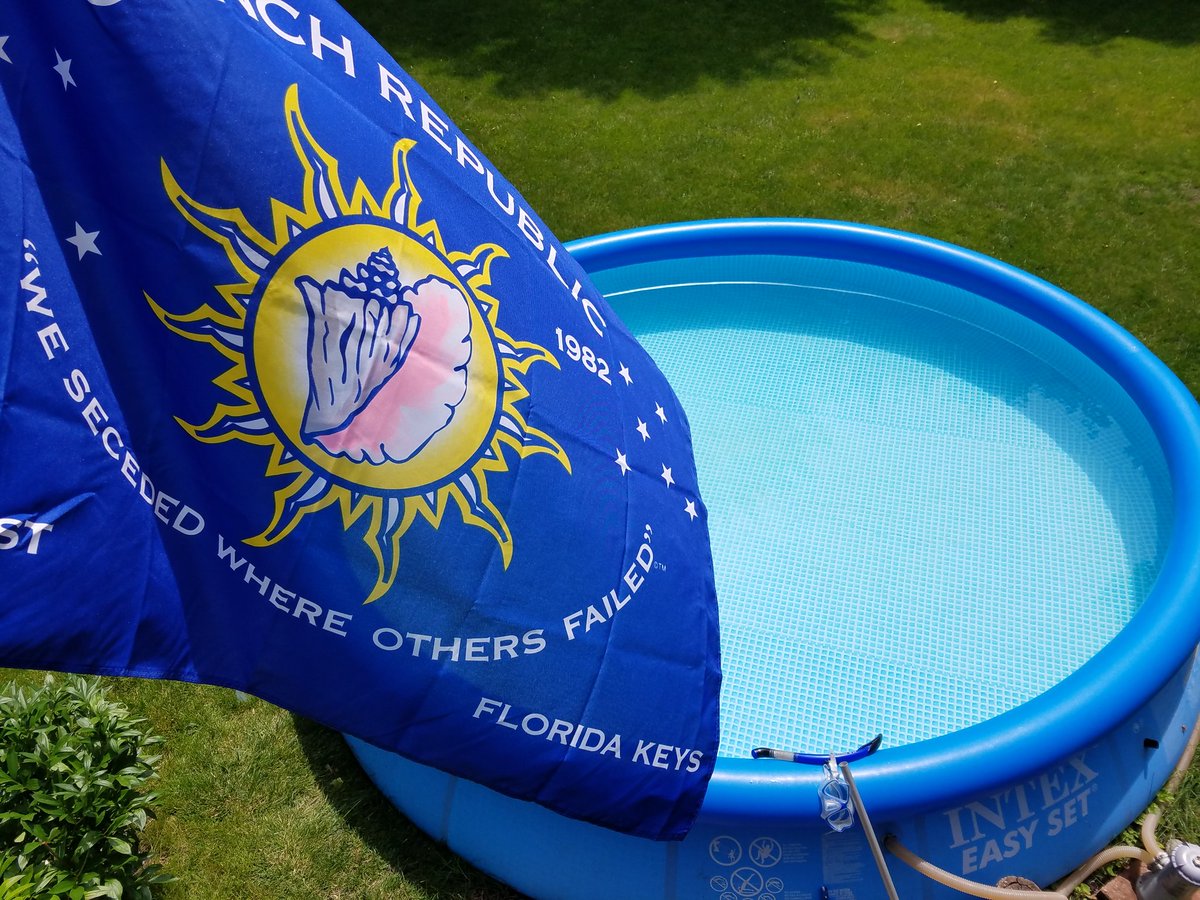 TeleDigg's tweet image. It's tropical in Minnesota.  Flags out.#conchrepublic #floridakeys.#keywest