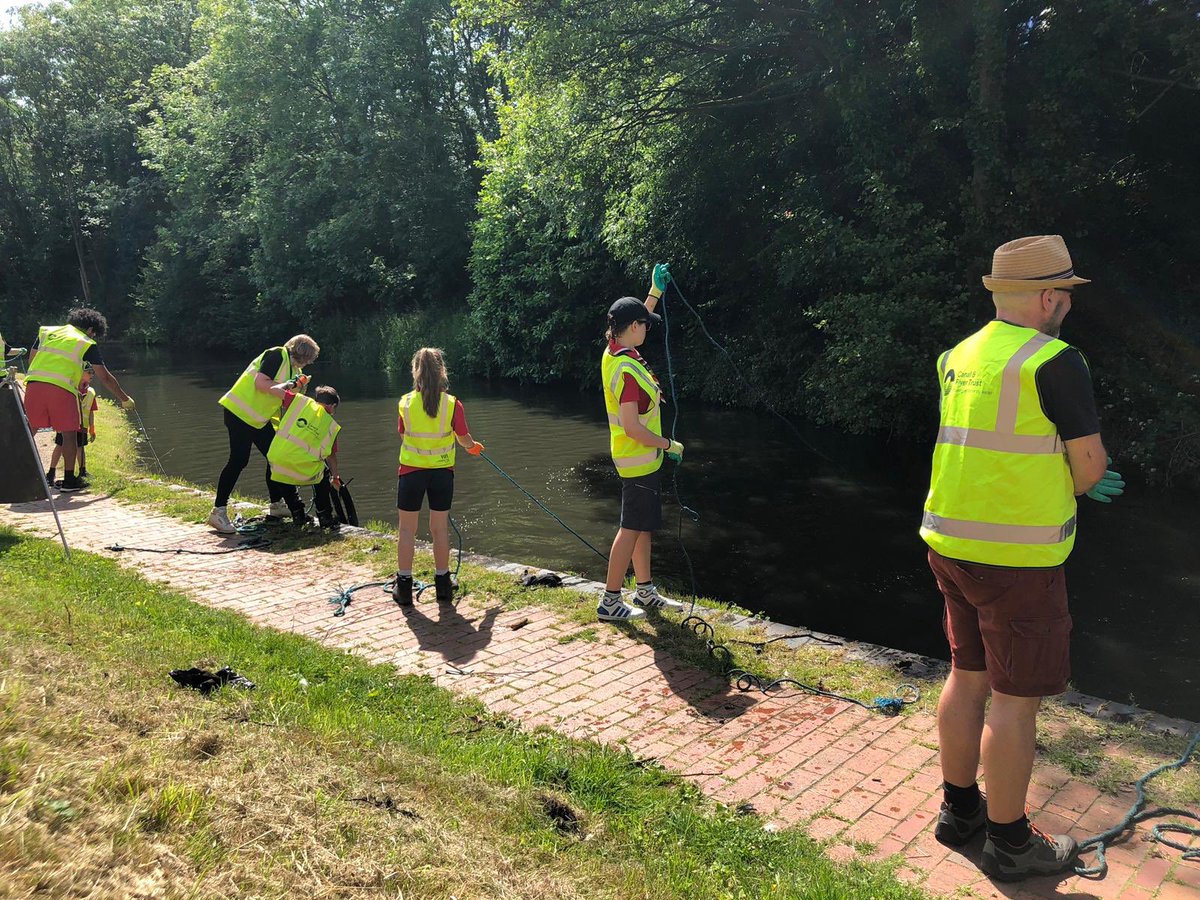 We had a long-outstanding session with the <a href="/CRTWestMidlands/">Canal & River Trust West Midlands</a> today. The young members and leaders had a great time and want to say a big “thank you” to Ralph! We’ll be arranging another soon! Every little helps! Look after your canals!