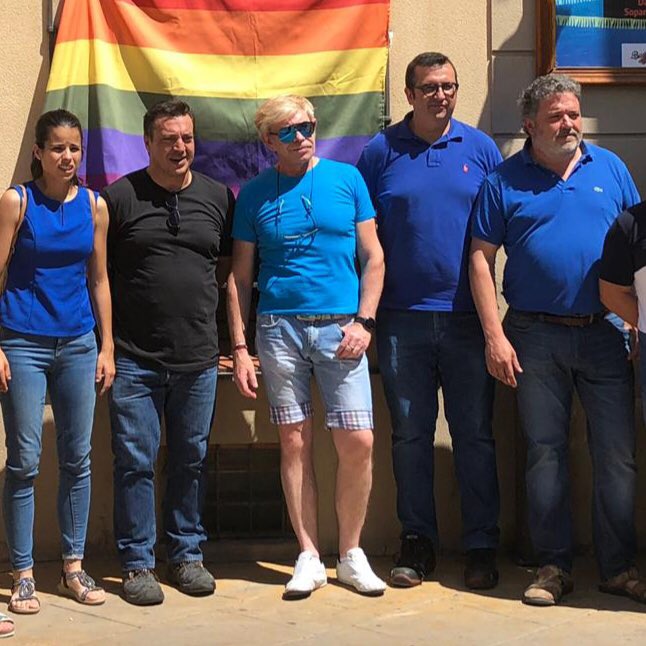 EFerreti9's tweet photo. I així és com celebra el dia LGTB el nou govern de l’ @AjuntamentMuro.
@salvagab @EUPVMuro al costat dels qui pacten amb @vox_es , el de @PopularesMuro i @CiudadanosCs . Una mostra més de la despropósada mescla d’ideals. I esperem esdeveniments més destrellatats😔 @esquerraunida https://t.co/p4pSDdGVQa