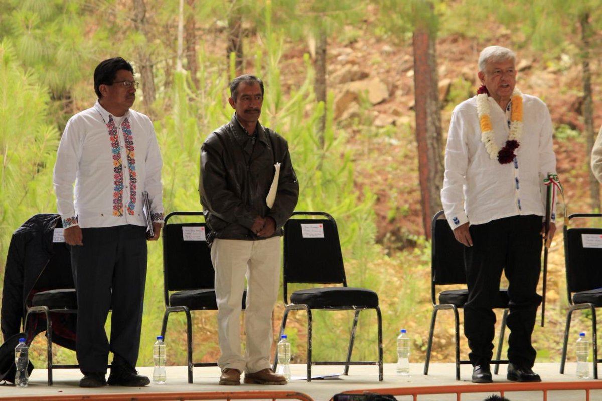 DEELAYUUK's tweet photo. Con hechos, no palabras, parafraseando al General Mújica, hoy de la mano del Presidente @lopezobrador_ los municipios indígenas de #Oaxaca construyen sus caminos, bajo administración directa de los recursos y generando empleos para sus conciudadanos. @GobiernoMX @JesusRCuevas https://t.co/naDSNKkga2