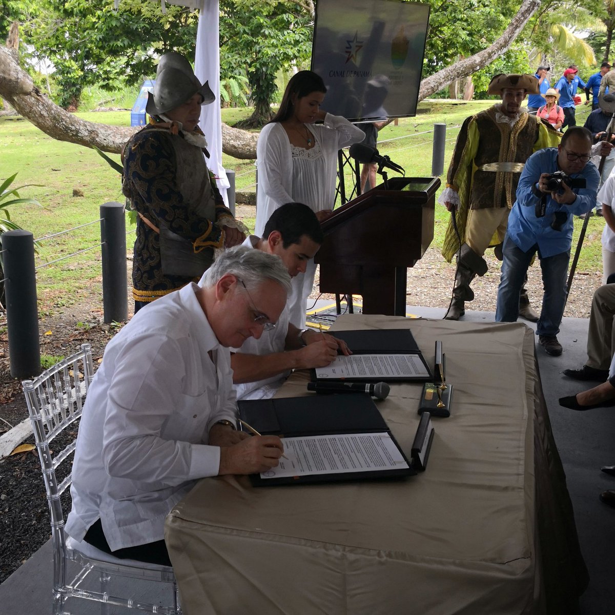 QuijanoNilda's tweet photo. Y con nuestro monumento histórico de fondo, ese que queremos alzar con orgullo para nuestro Panamá se llevó a cabo la firma del convenio de cooperación del Patronato de Portobelo y San Lorenzo con el @canaldepanama. ¡Me siento muy honrada! https://t.co/QdBlqVn2JI