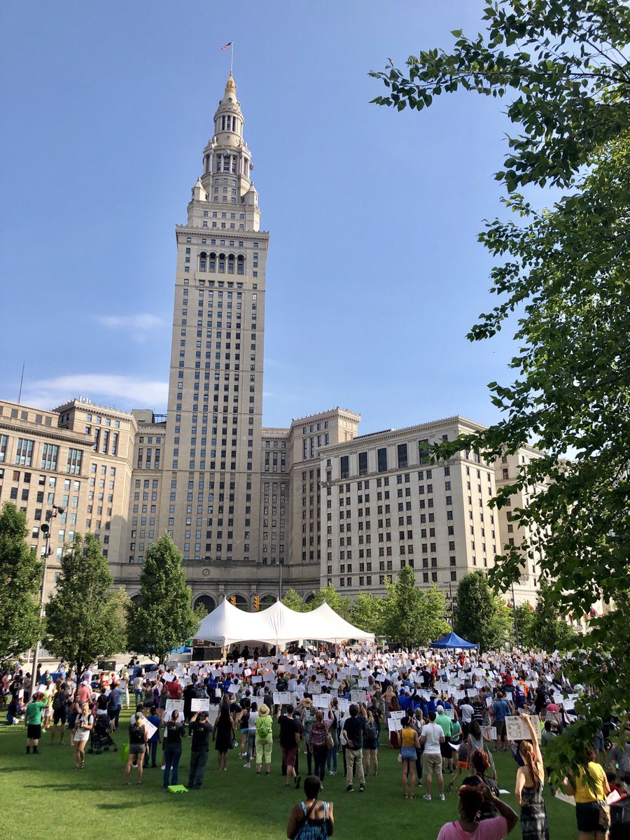 MaureenRHarper's tweet photo. Powerful moment as greater Clevelanders Stand In to represent the 3,000 Cleveland school children who experience homelessness each year. @TheCityMission #StandInCLE @CLEPublicSquare @fallscomm https://t.co/sS2kpfwMba