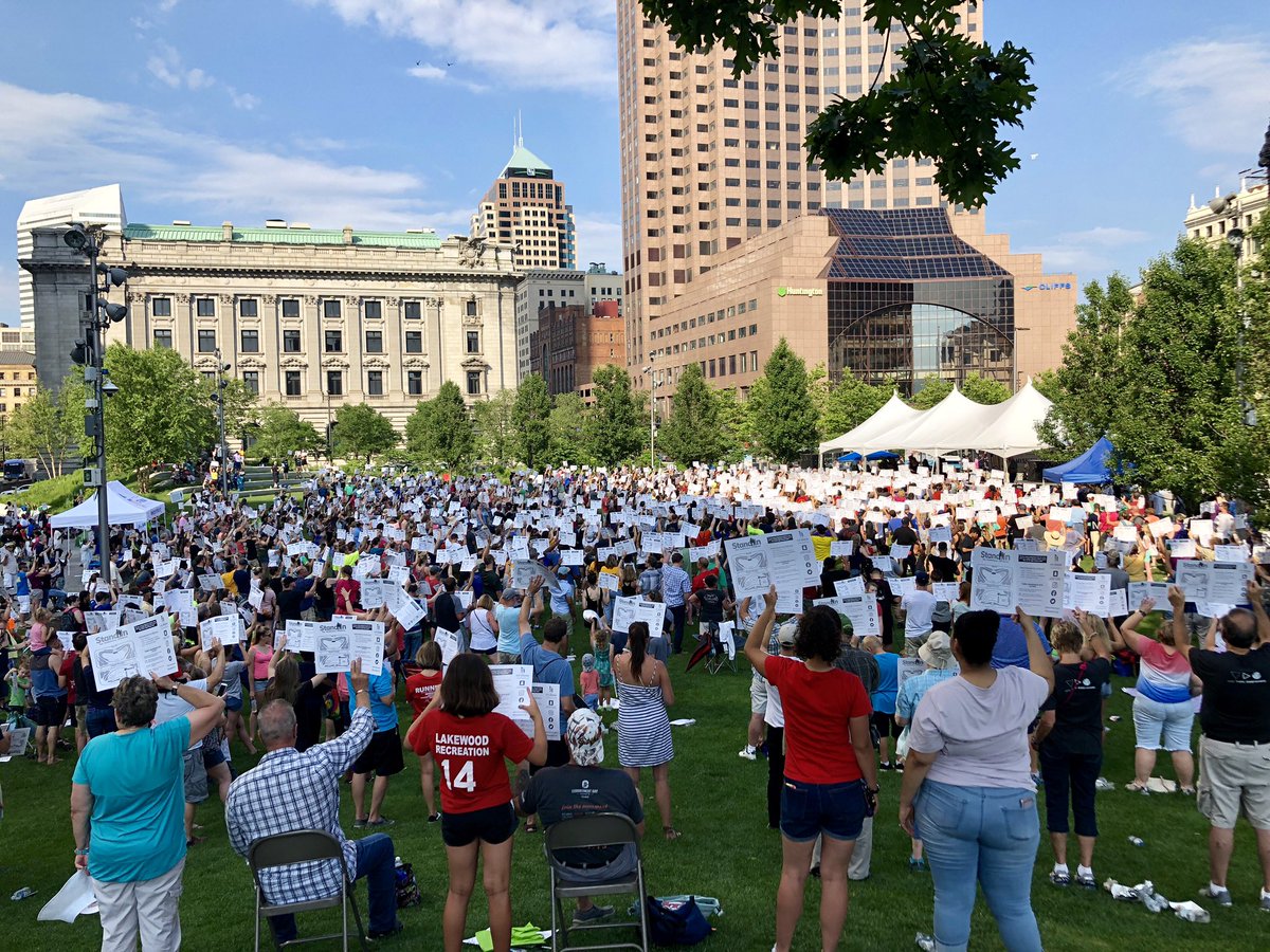 MaureenRHarper's tweet photo. Powerful moment as greater Clevelanders Stand In to represent the 3,000 Cleveland school children who experience homelessness each year. @TheCityMission #StandInCLE @CLEPublicSquare @fallscomm https://t.co/sS2kpfwMba