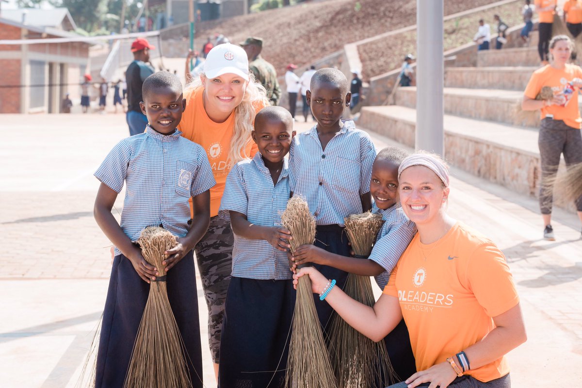 Umaganda is a day of service at the end of each month in #Rwanda. Communities all across the county come together to serve alongside one another. It was wonderful to be able to participate today. And with great coincidence it is also #VolunteeringWithTheVols back home! 🍊❤️🇷🇼