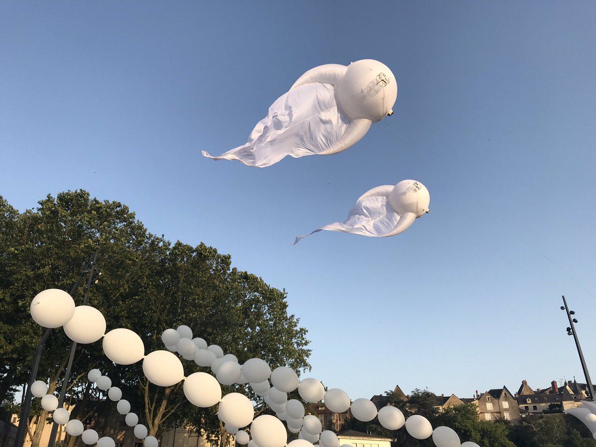 christineblin1's tweet photo. Très belle soirée inaugurale de ❤️de Maine ce soir, de beaux moments de partage avec les Angevins venus très nombreux, @angers se rapproche de sa rivière et découvre le pont des Arts et Métiers, l’esprit guinguette est au rendez-vous #CoeurDeMaine. On est bien l’été à #Angers https://t.co/9CL6P9UoEh