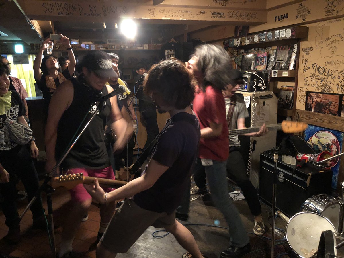 yassyNOCOMPLY's tweet photo. いやぁー、西横��の夜は激アツでした。関わっていただいた全ての皆さんに感謝します！
しかし千葉の穴虎69はヤバすぎた！！ハイテンションで最高！！久しぶりに超好みのバンドに出会えたって感じです。また一緒に演りたいっす。応援してます！ https://t.co/TtKcvJVZuy