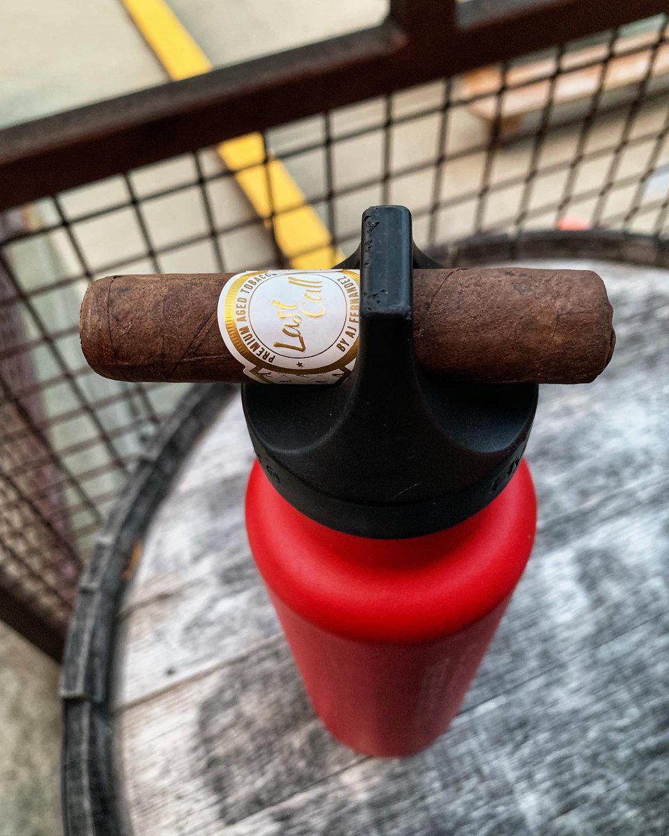 thestateyourein's tweet photo. Life ain’t ever what it seems,
These dreams are more than paper things

#DeepRiverBrewing #Clayton
#MaximilianArchibald #GSP
#GermanShorthairedPointer

Stogies &amp; good tunes @JBurnsmusic 
with @BrandonFlorkey @triangle_concerts @DeepRiverBrew https://t.co/Tn70dNL5L1