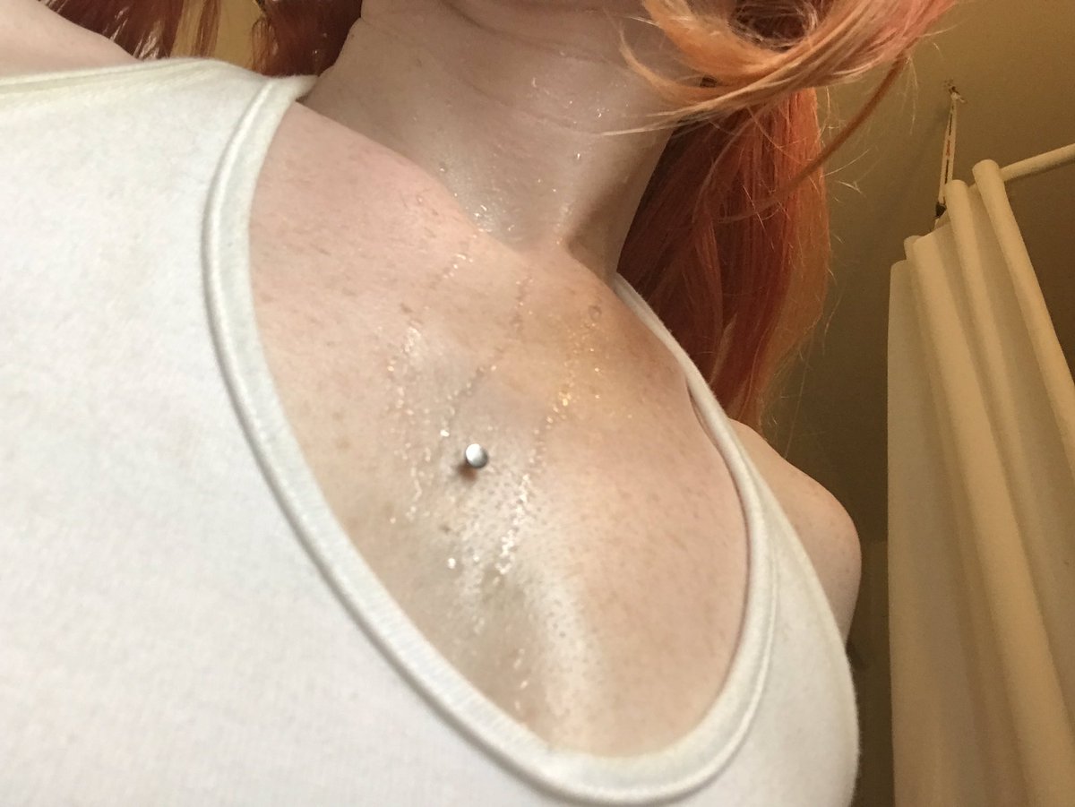 x0jenna1's tweet photo. No ac in the bathroom... HOW am I supposed to touch anything this sweaty!? Fingers crossed on the everlong self hair lightening process 😁💋 #diyhaircolorist  #sweaty #acbroken #gross #betterthanyourstylist #redhead  #balayageathome #prettygirlaruletheworld https://t.co/GwBGCHdEq0