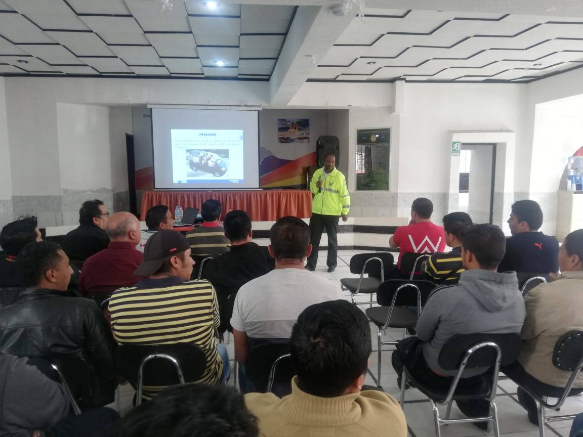 PoliciaEcuador's tweet photo. PREVENCIÓN DE ACCIDENTES || Nuestro personal capacita a conductores de transporte de pasajeros de #Otavalo, sobre temas de seguridad vial, contravenciones de tránsito y siniestros. #UIAT, #Imbabura https://t.co/Rp3v8MF1vL