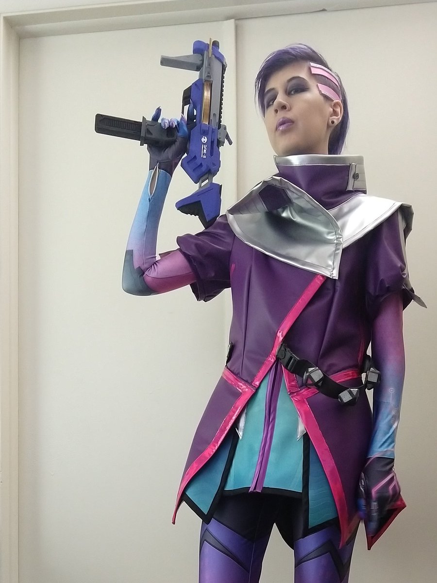 CosmicCasualty's tweet photo. Finally finished my Sombra cosplay in time for #SLGamingCon (more or less)! What a real treat this year has been, and I'm already crazy excited for next year. Hands down the most fun I've had at a convention yet. #sombra #sombracosplay #Overwatch #overwatchcosplay https://t.co/Vyb2NZeJDE