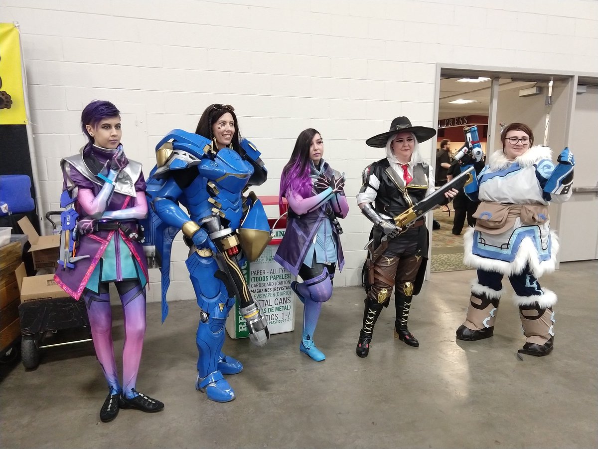 CosmicCasualty's tweet photo. Finally finished my Sombra cosplay in time for #SLGamingCon (more or less)! What a real treat this year has been, and I'm already crazy excited for next year. Hands down the most fun I've had at a convention yet. #sombra #sombracosplay #Overwatch #overwatchcosplay https://t.co/Vyb2NZeJDE
