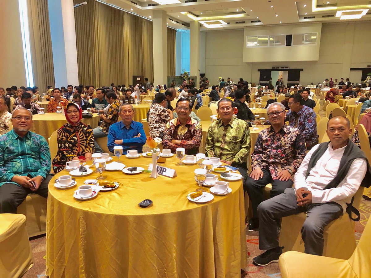 mohmahfudmd's tweet photo. Silarrahim KAHMI Rayon Universitas Brawijaya Malang. "KAHMI MEenggagas Masa Depan Bangsa". Reuni selalu menyenangkan hati. Yakusa. HMI adalah anak kandung NKRI yang penuh komitmen bagi Keislaman dan Keindonesiaan. https://t.co/eNI1vIROUc