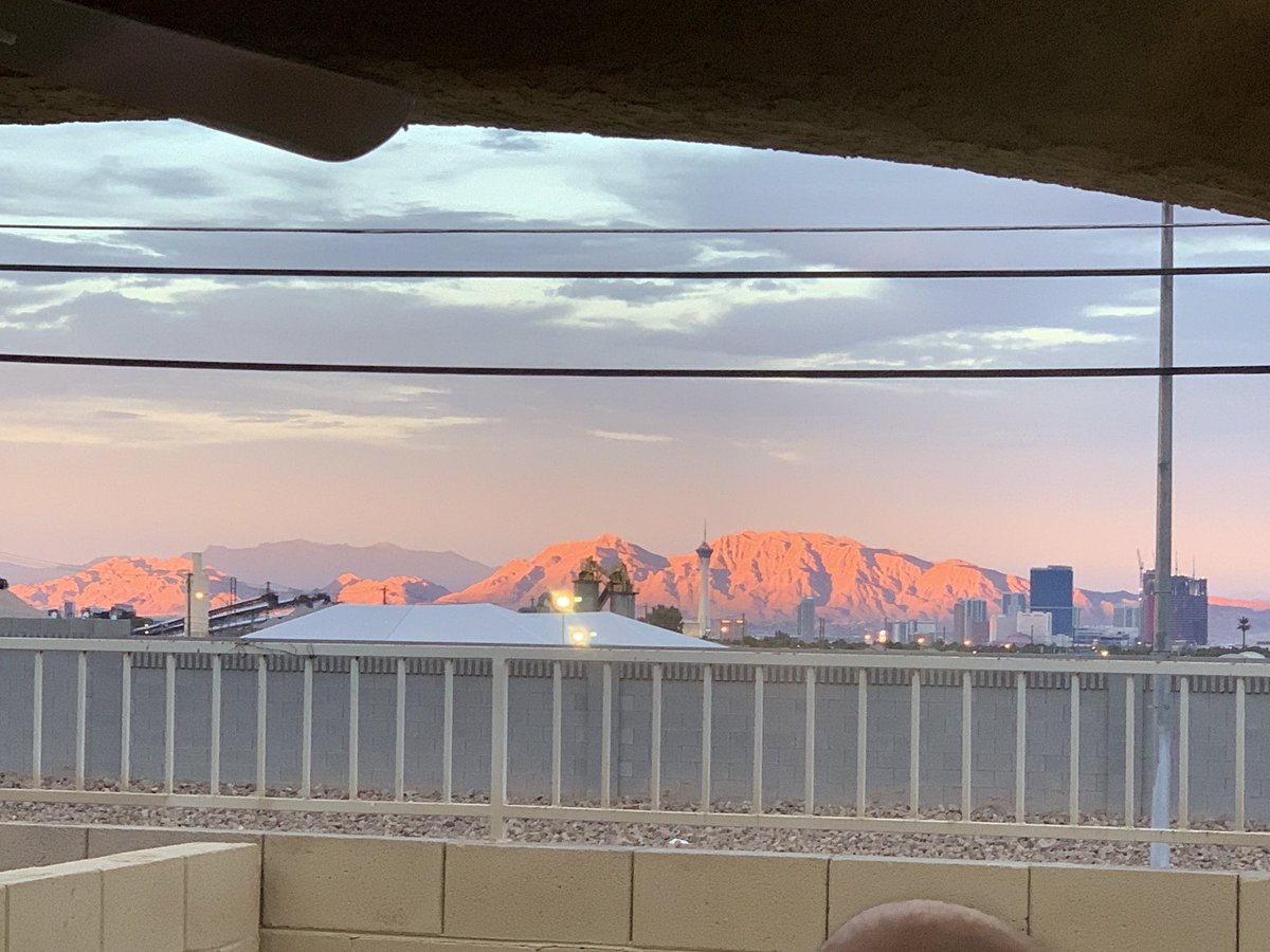 ange1icoh's tweet photo. Sunset in Sin City https://t.co/yDGp8cncic