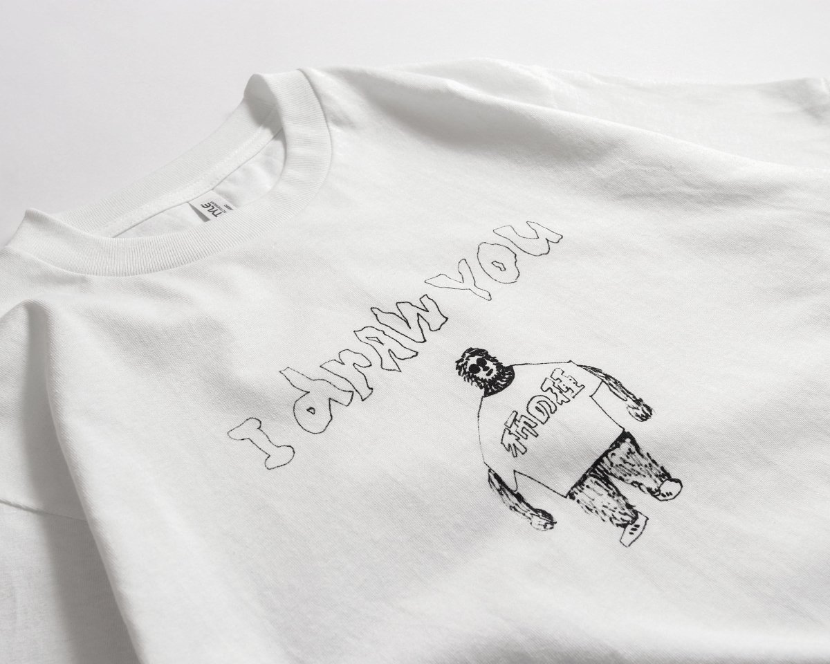 COMIC IN THE HOLEさんよりZine&amp;Tシャツ発売です!
zineの短編漫画「二人は旅の途中・似顔絵」全ページ試し読みできます。昔オーストラリアの路上で似顔絵を描いていた時の体験が元になっています。是非ご覧ください!https://t.co/bJcVEtk96y 