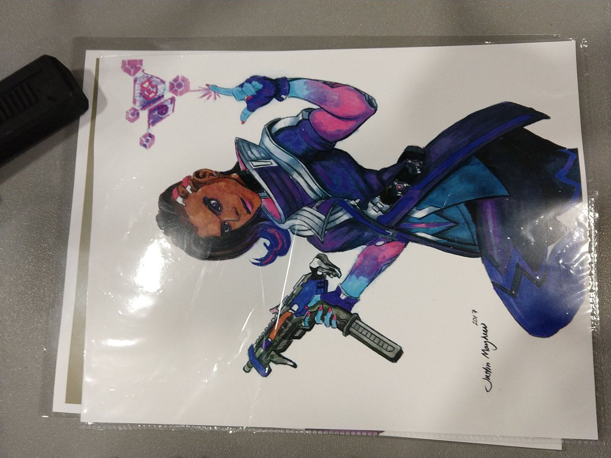 CosmicCasualty's tweet photo. Got some CR art by @sleepyrogue_, a Sombra print from @JTMayhew_, got to meet the fabulous @shukrani and play OW with Paul Nakauchi (Hanzo) while Jen Cohn (Pharah) commentated. They both kicked ass. So did Gaming Con! #SLGamingCon #SLGC19 #CriticalRole #Overwatch #ApexLegends https://t.co/NmcsefgoOv