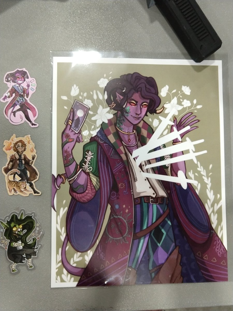 CosmicCasualty's tweet photo. Got some CR art by @sleepyrogue_, a Sombra print from @JTMayhew_, got to meet the fabulous @shukrani and play OW with Paul Nakauchi (Hanzo) while Jen Cohn (Pharah) commentated. They both kicked ass. So did Gaming Con! #SLGamingCon #SLGC19 #CriticalRole #Overwatch #ApexLegends https://t.co/NmcsefgoOv