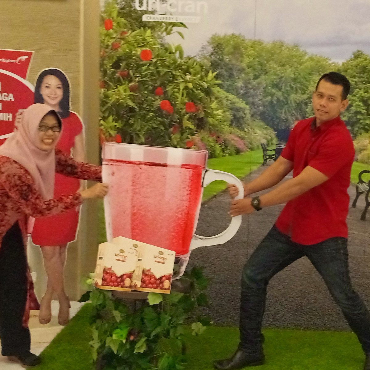 nengtanti13's tweet photo. Dua kali minum nih mas Herry, iyaaa.. iyaaa. Dan.. sreet, direbut deh gelas minumnya.  Aku pun berusaha merebut kembali. Terjadilah drama, Ferguso. #Uricran
#Anyanganyangan
#UricranWomensCommunity
#Jakarta1 https://t.co/keHuM7jmK7