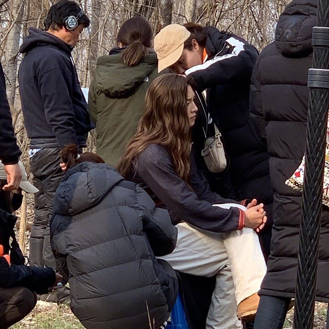 SongjoongkiMY's tweet photo. #SongJoongKi taking a break in between during #ArthdalChronicles #아스달연대기 filming ~ so much of hard work is felt from this side profile view .. 😭🥺 lets stay by him &amp; give him all the support he needs . Credit rightful owner shared via 宋仲基贴吧官博 https://t.co/XPUAwqTejS