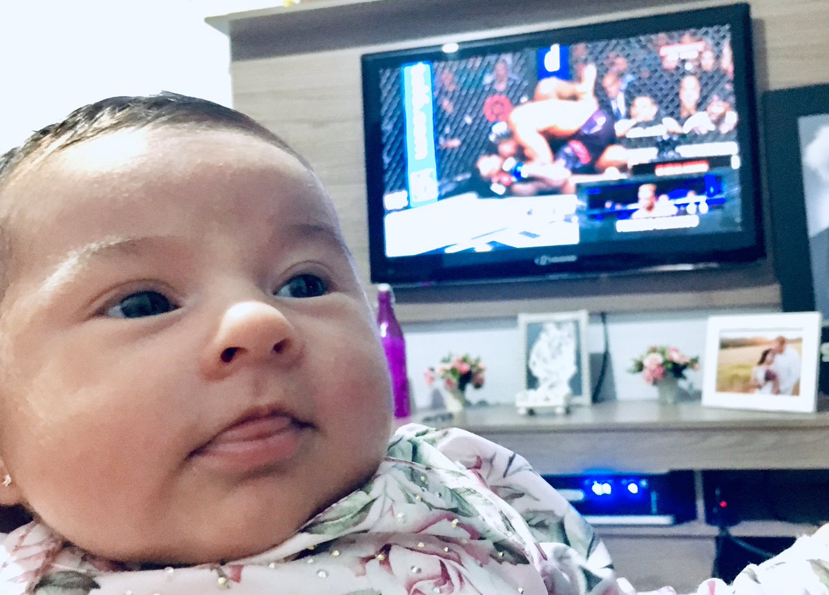 lenzmichelmkt's tweet photo. Alice completando 1 mês hoje e já ligada no Combate com o papai! #CiganoNoCombate https://t.co/ByygPjoOY4