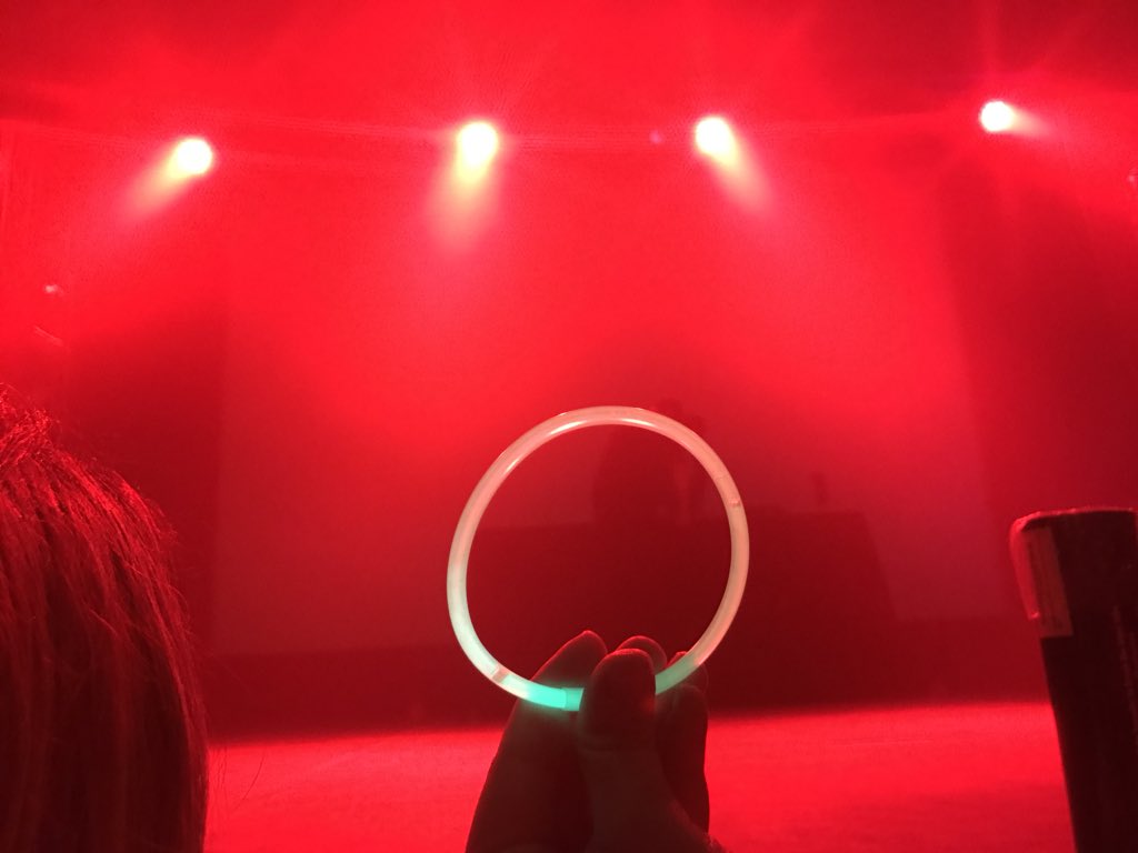 JulStay's tweet photo. BARRICADE 😍 with @marikookie_ We gonna cheer so loud for our Lord and Savior @deantheofficial 💚✨ https://t.co/HC3KHkNtxf