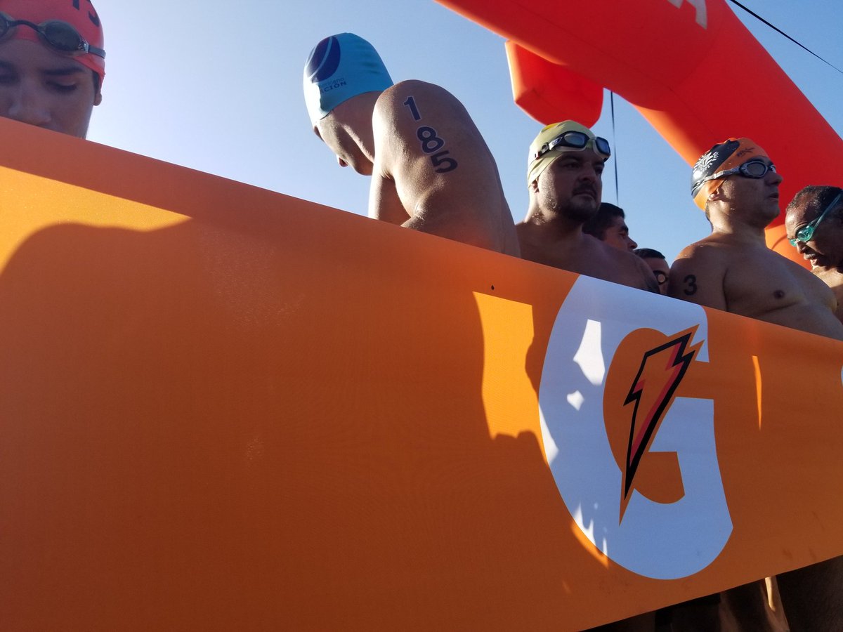 AngelsOpenWater's tweet photo. Qué orgullo como venezolano coincidir con 2 campeones #AguasAbiertas: latinoamericano #CarlosRodriguez y el #campeon #Mundial #Master #JuanLuisMartinez @julumalu #Canada #Kasan : ambos venezolanos presentes en Copa @GatoradeVzla organizado por @Hipereventos @ECAMaster @JFSportsVe https://t.co/z7sKB24ZY1