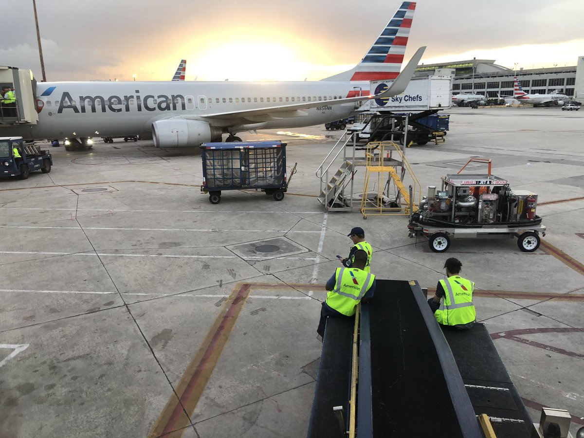 RobertBeadles's tweet photo. Who can work with a sunset like that #allflightsdelayed!!! #AmericanAirlines #delayedflight #sunset https://t.co/ENPcl5HlzI