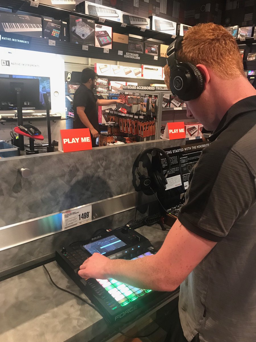 denadoo1's tweet photo. Guitar center Sunset 🌇 blvd https://t.co/36n9x0l0Wq