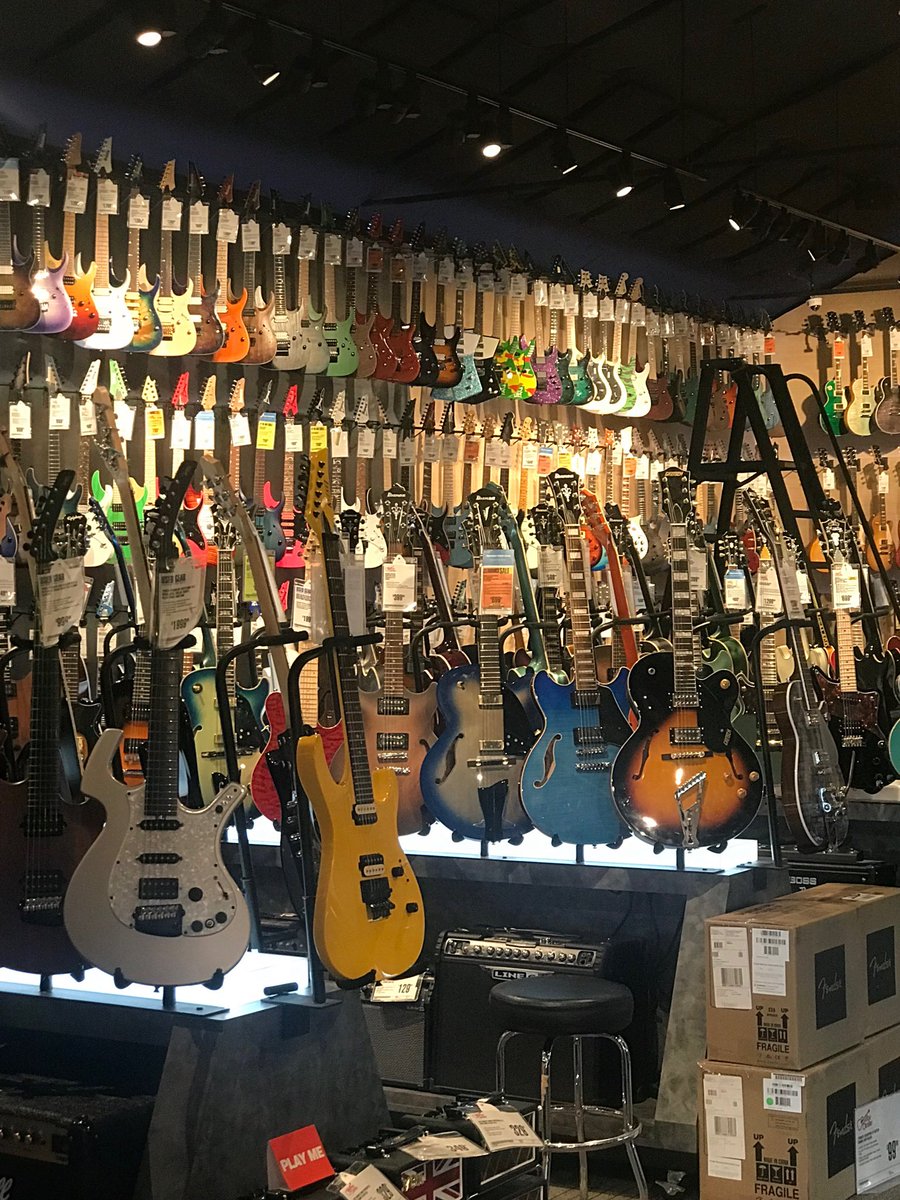 denadoo1's tweet photo. Guitar center Sunset 🌇 blvd https://t.co/36n9x0l0Wq