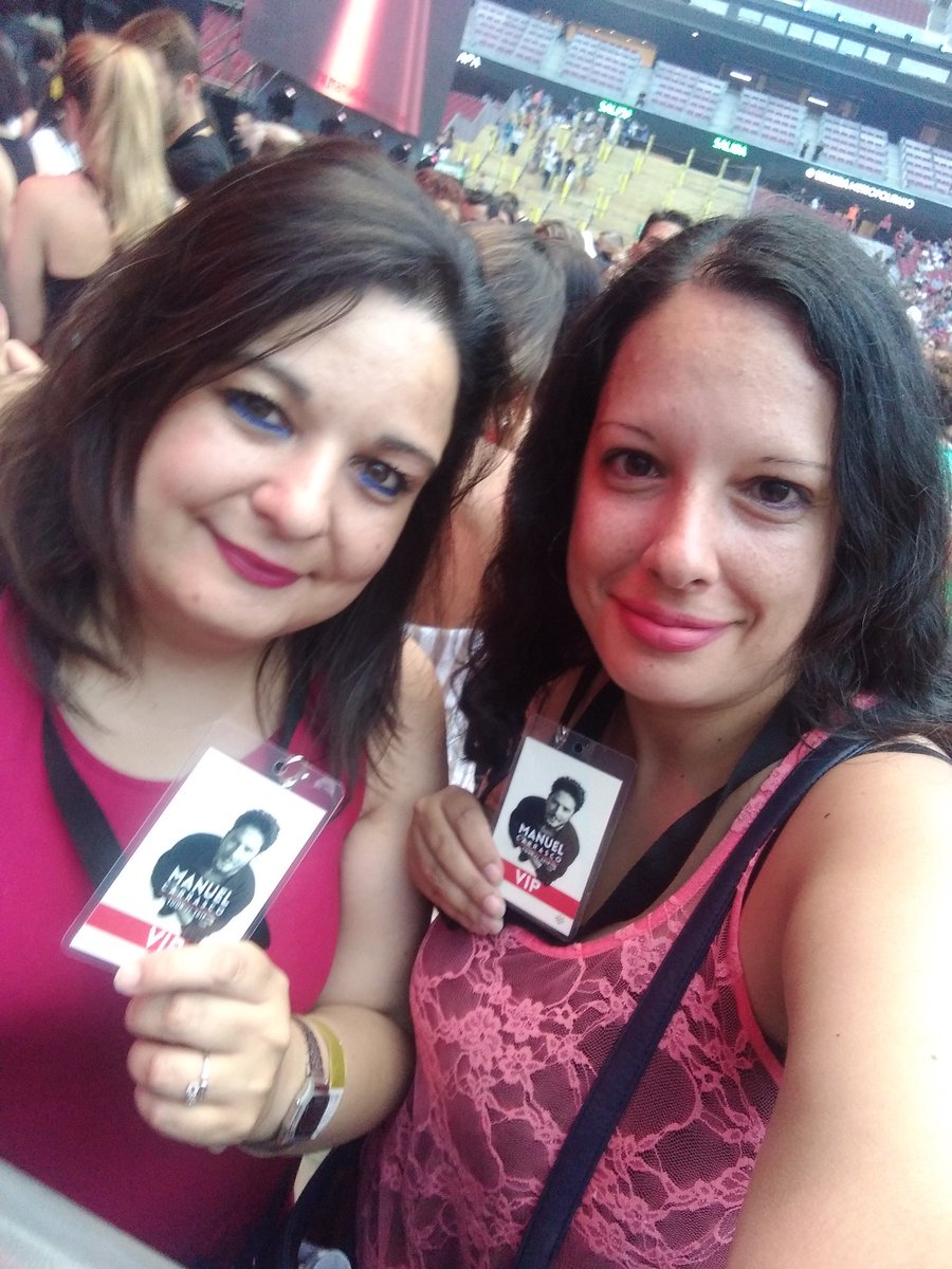 Nazaret_Serrano's tweet photo. Primera fila! #ManuelCarrascoEnWanda #GiraLacruzdelmapa 💃🏻🎶🎤❌🎉 https://t.co/FWUpcHW9t5