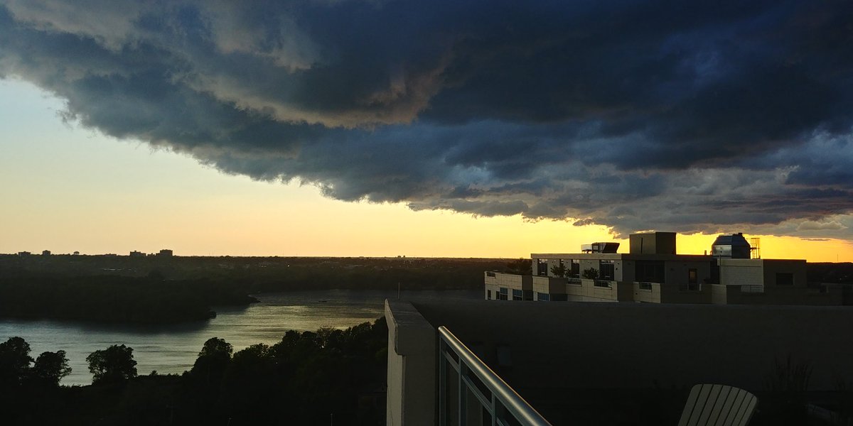 TheWhiteMouseCA's tweet photo. Storm's a comin'. https://t.co/pqvby9VDf6